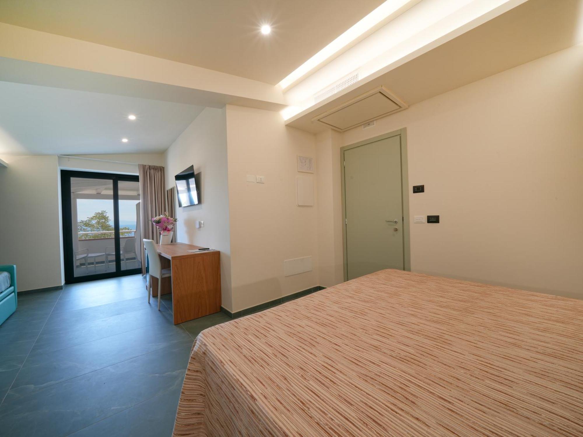 Marinella Parking Wi-fi Attrezzata 3*