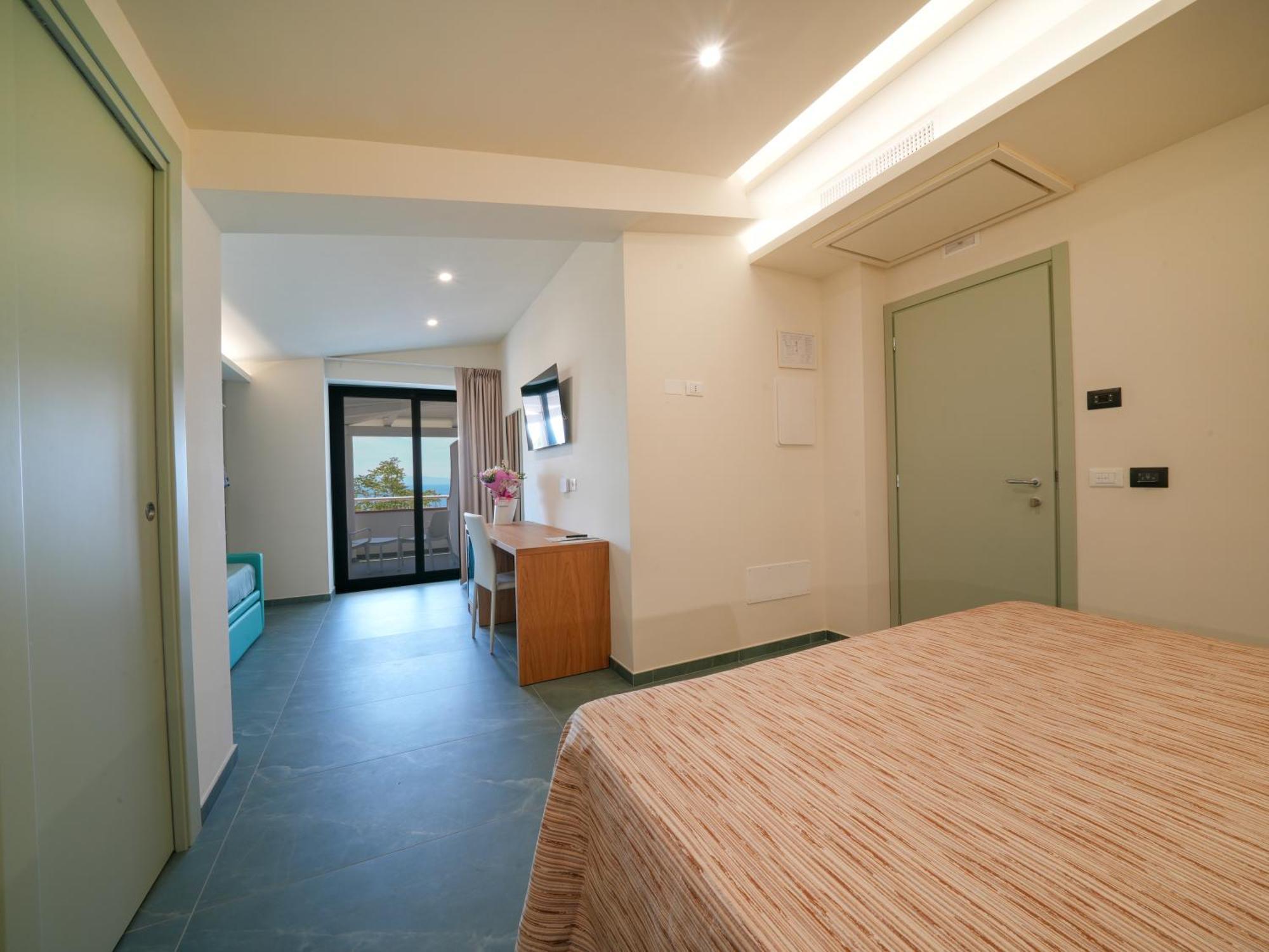 Marinella Parking Wi-fi Attrezzata Hotel